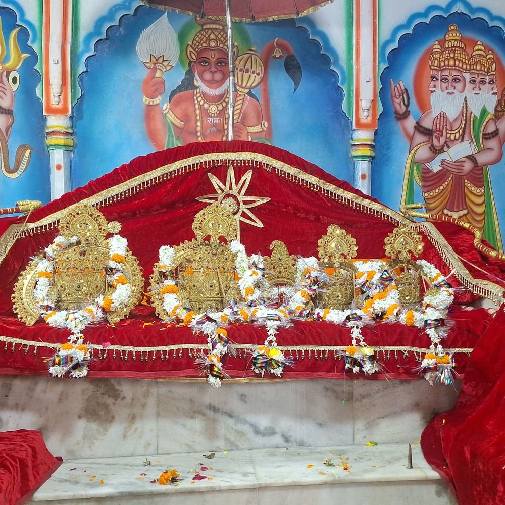 गाजीपुर में धनुष-मुकुट पूजन के साथ शुरू हुई रामलीला:पहले दिन नारद मोह और श्रीराम जन्म का मंचन, 20 को होगा रावण वध