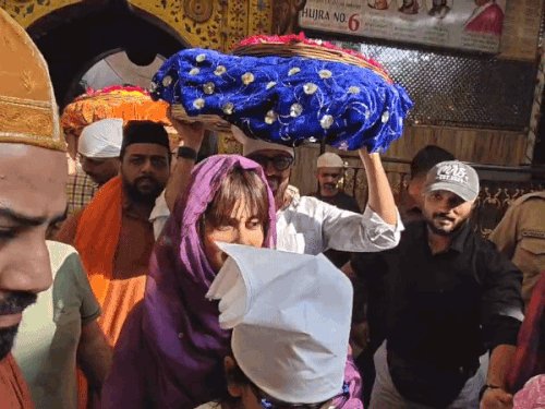 अजमेर दरगाह पहुंचे बॉलीवुड स्टार रितेश देशमुख:पत्नी जेनेलिया-बच्चों संग की जियारत, फैंस में मची रही सेल्फी लेने की होड़