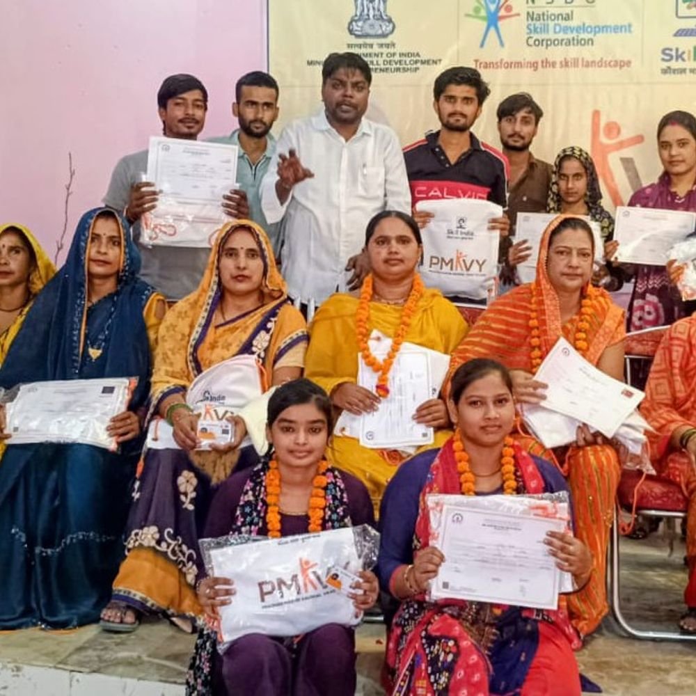 अछल्दा में महिलाओं को स्वरोजगार का संदेश:पीएम कौशल विकास योजना के टॉप-30 प्रशिक्षार्थी सम्मानित