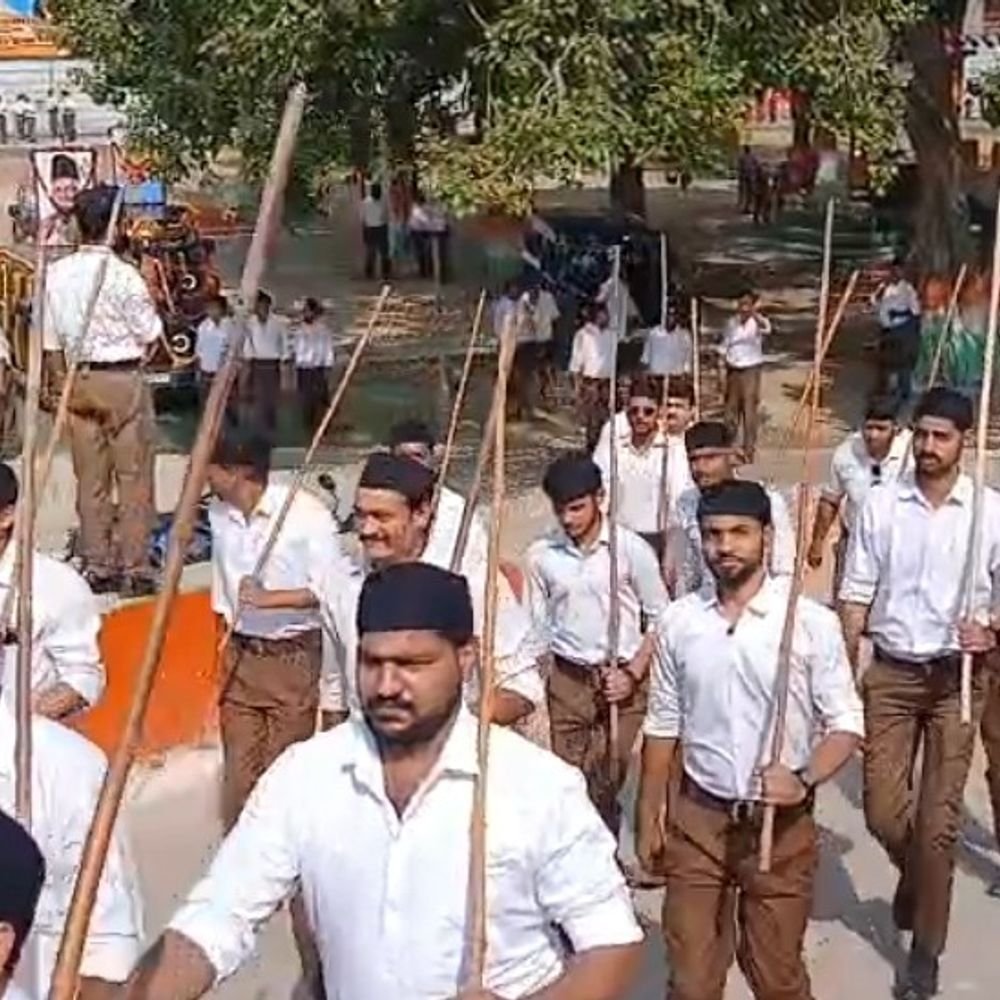 कासगंज में संघ के स्थापना दिवस पर पथ संचलन:शस्त्र पूजन के बाद स्वयंसेवकों ने कदमताल की, पुष्पवर्षा कर स्वागत किया गया