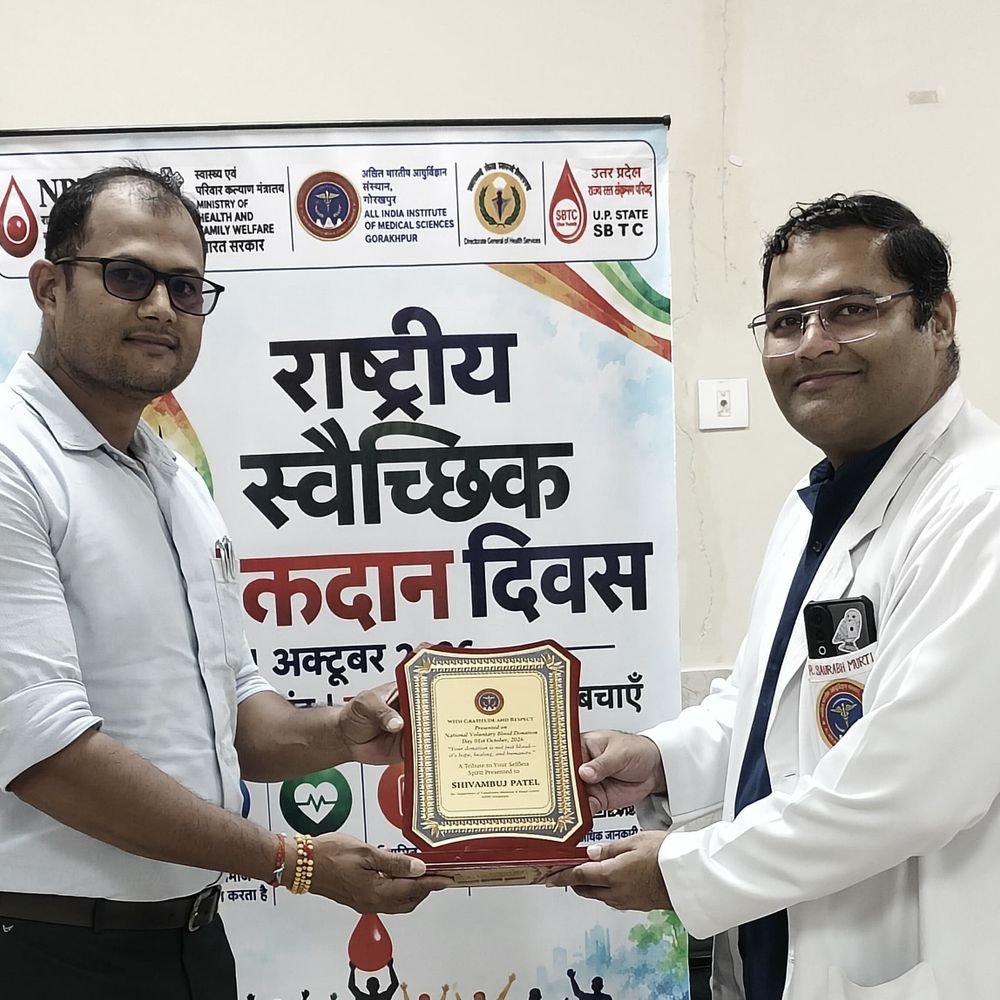 रक्तदान की मुहिम को मिला सम्मान:एम्स गोरखपुर ने रक्तवीर युवा क्लब के शिवाम्बुज पटेल को किया सम्मानित, 4500 मरीजों तक पहुंचा रक्त