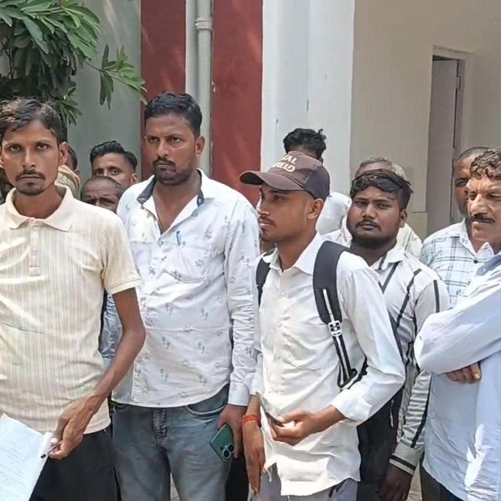 पंप ऑपरेटरों ने डीएम से 20 हजार वेतन मांगा:3500 रुपये में 24 घंटे ड्यूटी करवाने का आरोप, बोले- वेतन मांगने पर नौकरी से निकालने की मिलती है धमकी