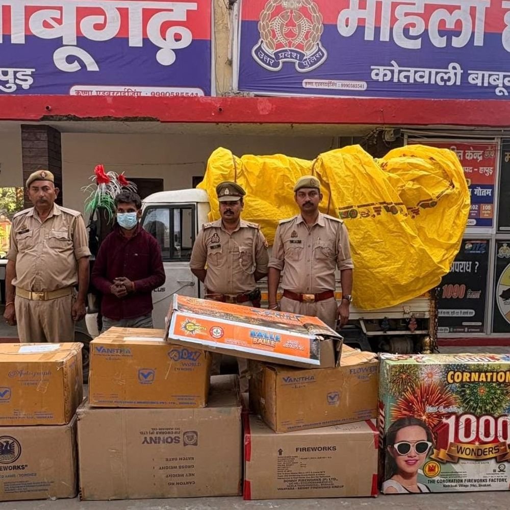 हापुड़ में पटाखों की खेप पकड़ी:पंजाब से मुरादाबाद ले जा रहे थे, 3.5 लाख के आठ कार्टून मिले, ऑटो चालक गिरफ्तार