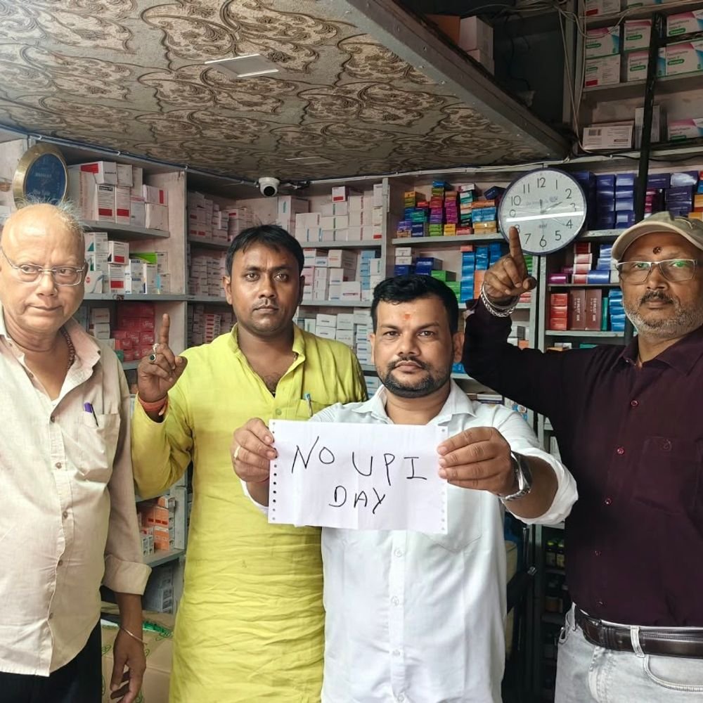 बलिया में व्यापारियों ने मनाया 'नो यूपीआई डे':QR कोड को काले कपड़े से ढककर जताया विरोध, नकद लेनदेन की अपील