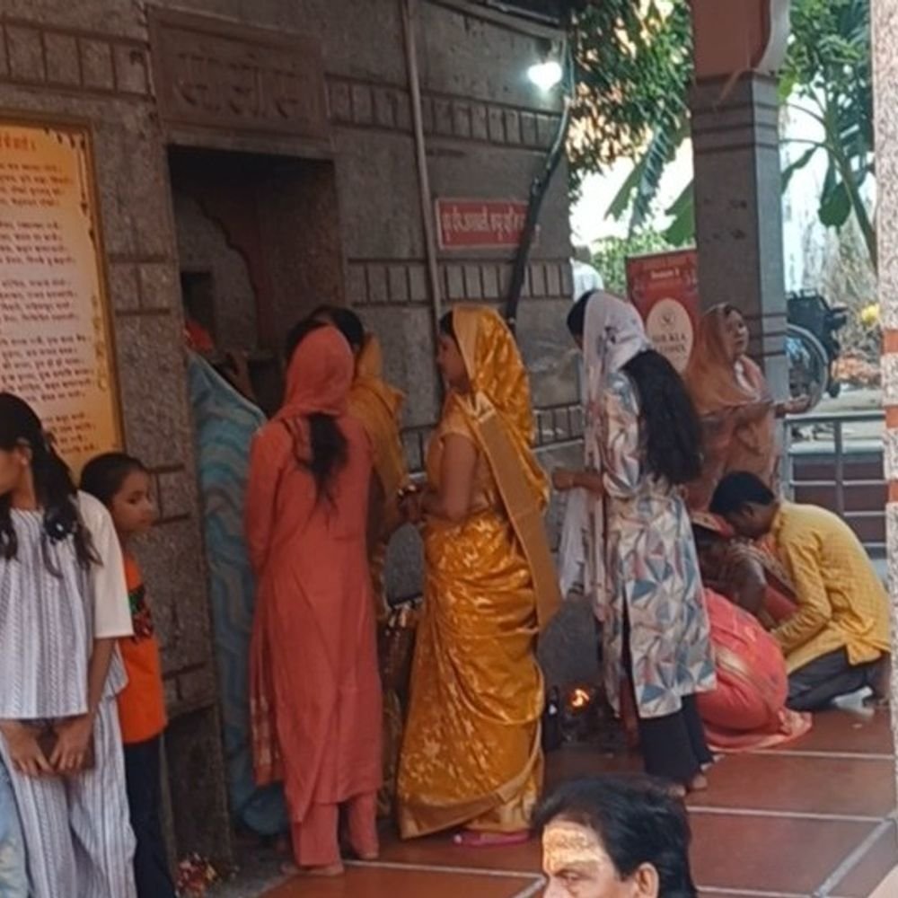 नवरात्रि की नवमी पर मंदिरों में उमड़ी श्रद्धालुओं की भीड़:गोपीगंज और ज्ञानपुर के मंदिरों में सुबह से लगे कपाट, आज होगा प्रतिमाओं का विसर्जन