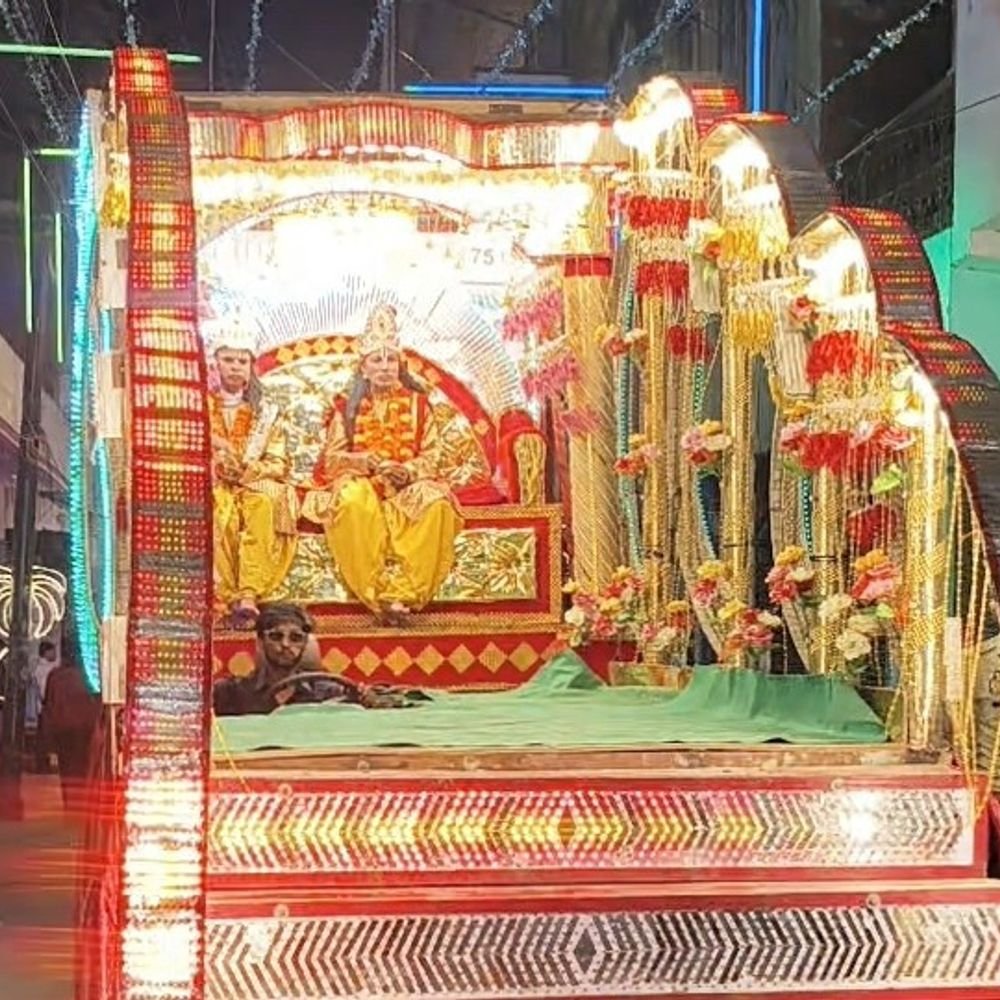 मैनपुरी में निकली श्रीराम की बारात, झांकियों ने मोहा मन:शोभायात्रा में उमड़े श्रद्धालु, पुष्पवर्षा कर किया स्वागत; सुरक्षा के लिए पुलिस तैनात