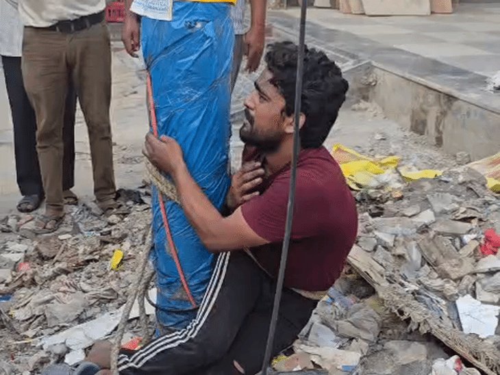 चोरी के शक में युवक को खंभे से बांधा, VIDEO:मेरठ में हाथ जोड़कर माफी मांगता रहा, बोला- मैंने कुछ नहीं किया
