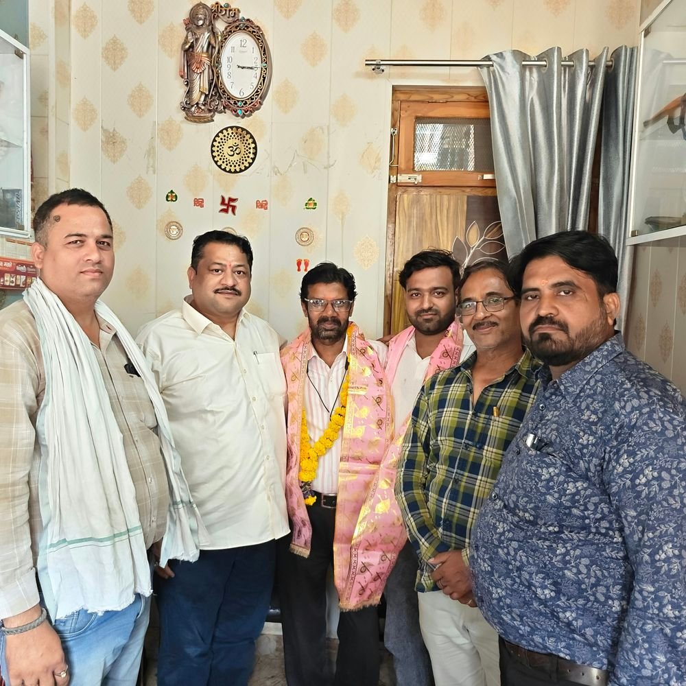 घाटमपुर व्यापार मंडल ने लापरवाह पदाधिकारियों को हटाया:सुभाष शर्मा सह कोषाध्यक्ष बने, प्रांशु गुप्ता को कार्यकारिणी में जगह मिली; UPI शुल्क दीपावली तक टला