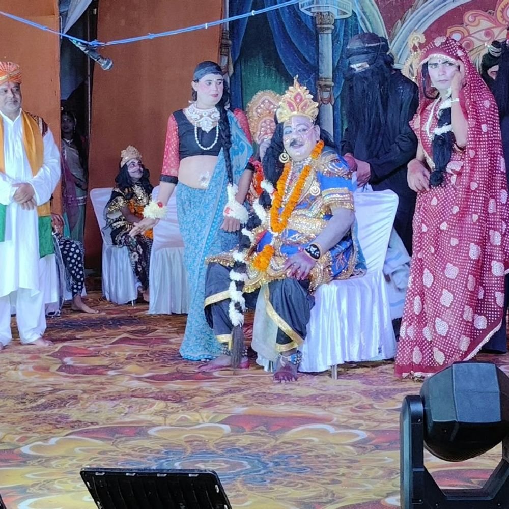 रामलीला में धनुषभंग की भव्य लीला का मंचन:अरमापुर इस्टेट में धनुषभंग के साथ मोटे राजा का हास्य कार्यक्रम