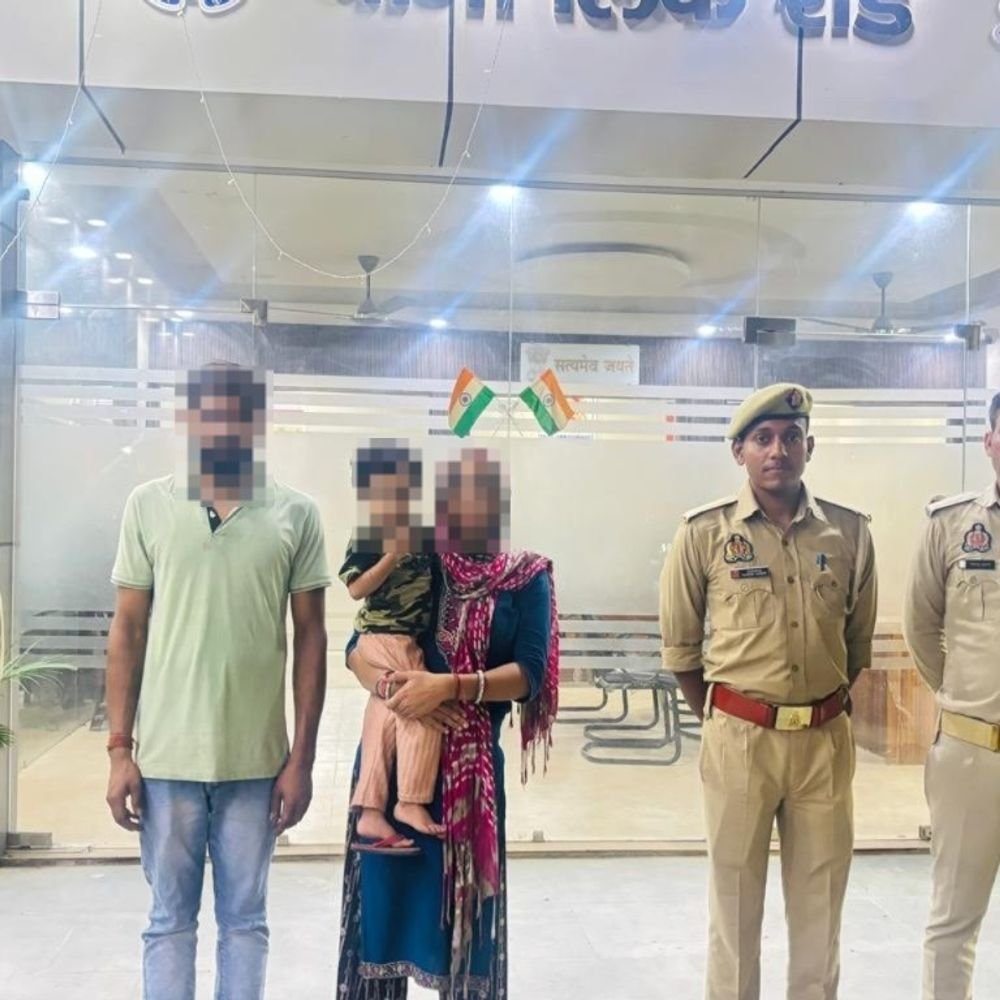 दुर्गा पूजा मेले में बिछड़ी 2 साल की बच्ची मिली:गाजियाबाद में पुलिस ने 1 घंटे में खोजा, बेटी को पाकर माता-पिता रो पड़े