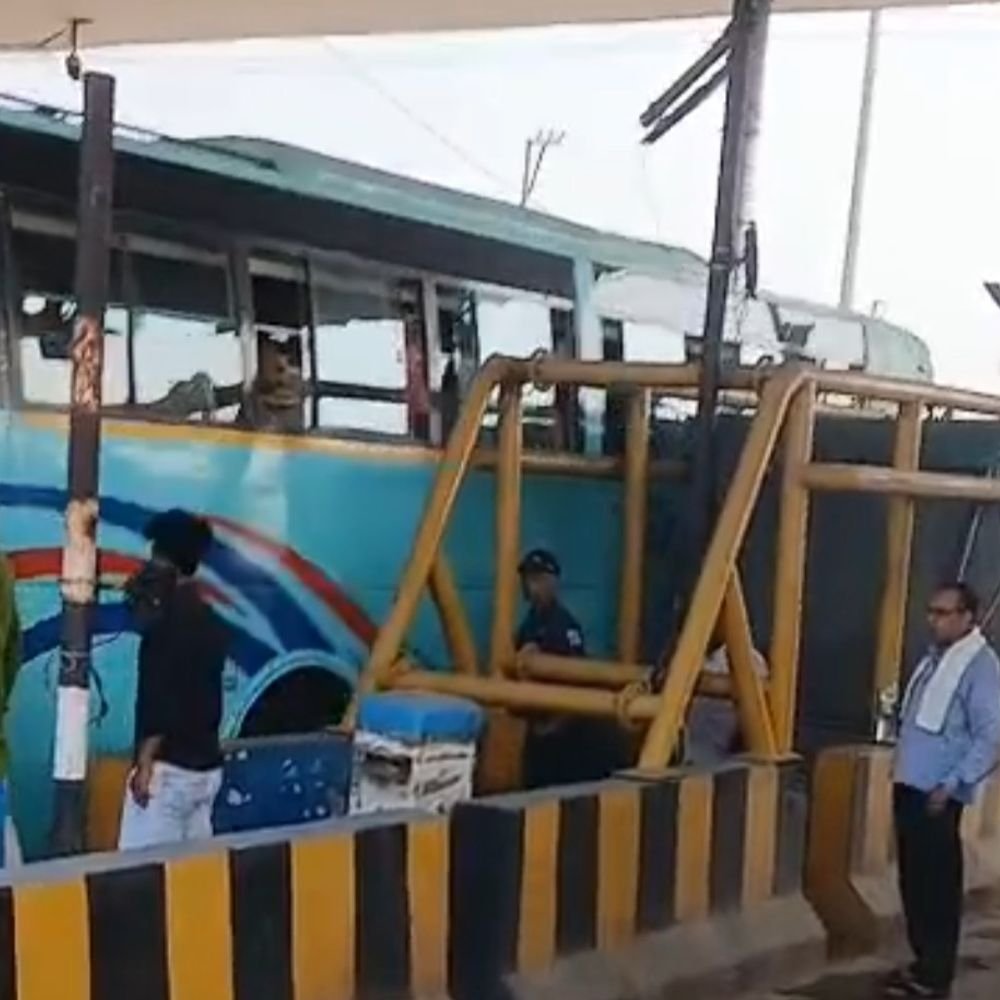 मेरठ में किसानों ने शिवाया टोल 15-मिनट कराया फ्री:आउटर रिंग रोड पर सर्विस रोड और अन्य सुविधाओं की मांग पर अड़े