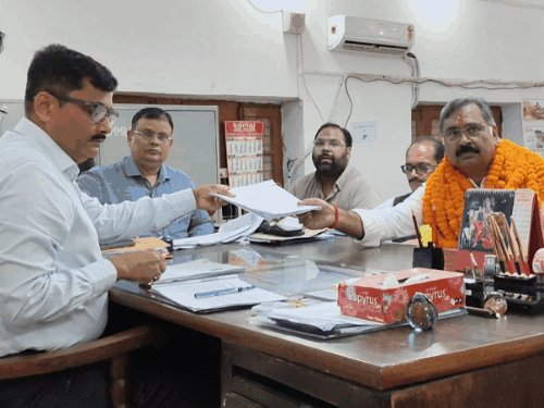 डाॅ. संजयन त्रिपाठी, सत्यपाल सिंह ने नामांकन किया:गोरखपुर में 2 दिन में 50 पर्चों की खरीद हुई, 23 अक्टूबर को वोट डाले जाएंगे