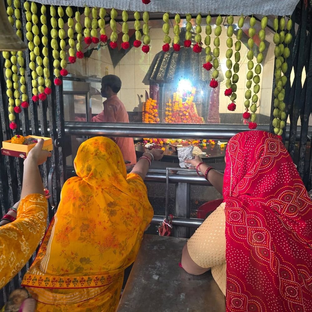 हरदोई में मां काली के दरबार में उमड़े भक्त:सुबह 5 बजे से लगी कतारें, 200 साल पुराने मंदिर में दर्शन-पूजन के लिए पहुंचे श्रद्धालु