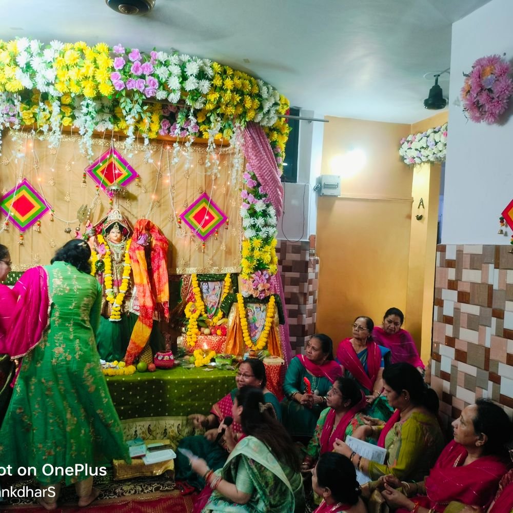 भक्ति परिवार की महिलाओं ने की मां कूष्मांडा की पूजा:शारदीय नवरात्रि के चौथे दिन भजनों से गूंजा दरबार, भक्तों ने किया नृत्य