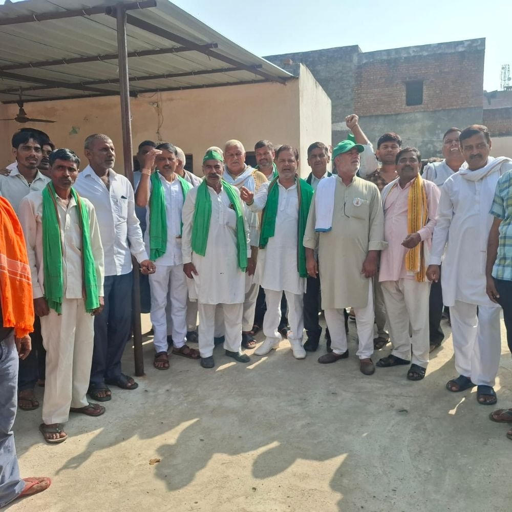 दिल्ली जाने से रोके जाने पर भाकियू कार्यकर्ताओं का प्रदर्शन:अवैरनी और गढ़सौली कैंप कार्यालयों पर की नारेबाजी, पुलिस ने समझाकर शांत कराया