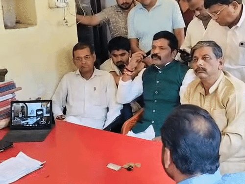 आटो में व्यापारी का बैग काटकर 50 हजार पार किए:पीड़ित ने दौड़ाकर एक बदमाश को पकड़ा, कलक्टरगंज थाने में व्यापारियों का हंगामा