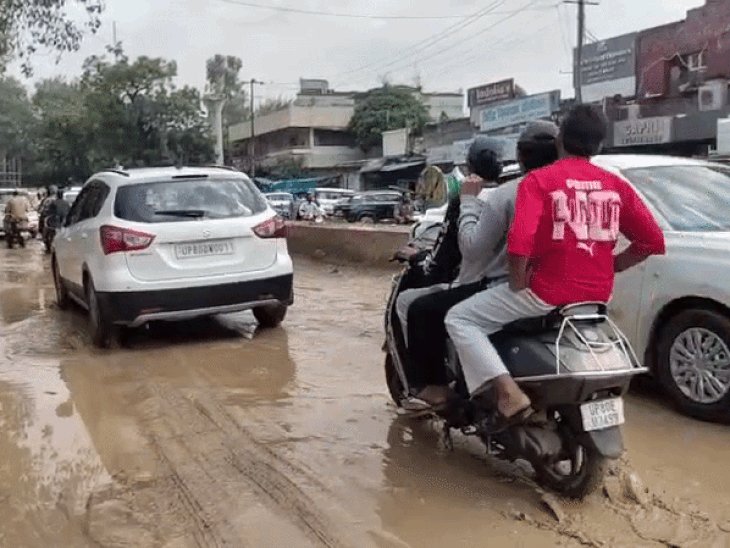 आगरा में सीएम ग्रिड योजना बनी आफत,प्रशासन बेखबर:खुदी सड़कों पर गड्ढे और कीचड़ से लोग परेशान, दिल्ली गेट और मारुति एस्टेट रोड पर जाम
