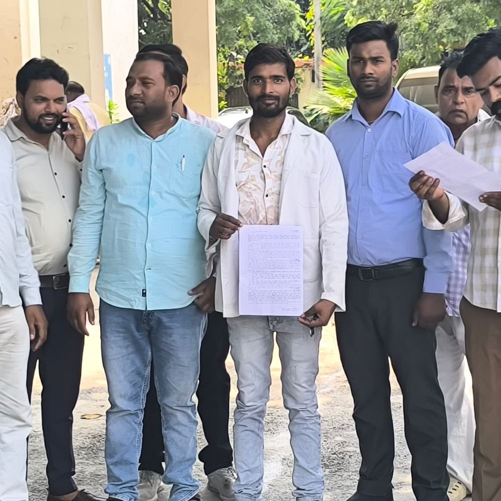 कोविड कर्मियों ने स्थायी समायोजन और मानदेय वृद्धि की मांग:जिलाधिकारी को ज्ञापन सौंपकर आउटसोर्सिंग से मुक्ति और एनएचएम में शामिल करने को कहा