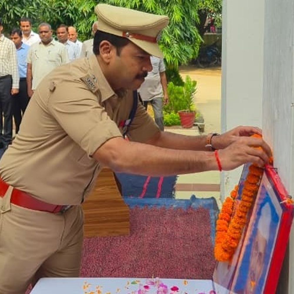 कुशीनगर पुलिस कार्यालय में गांधी-शास्त्री जयंती:एएसपी ने पुलिसकर्मियों को दिलाई सत्यनिष्ठा और एकता-अखंडता की शपथ