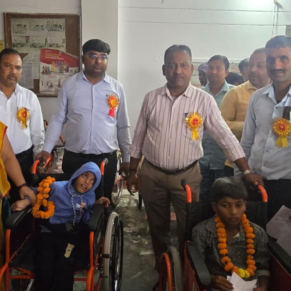 कौशांबी में 182 दिव्यांग बच्चों को उपकरण मिले:शिविर में ट्राई साइकिल, व्हीलचेयर, ब्रेल किट और श्रवण यंत्र बांटे गए