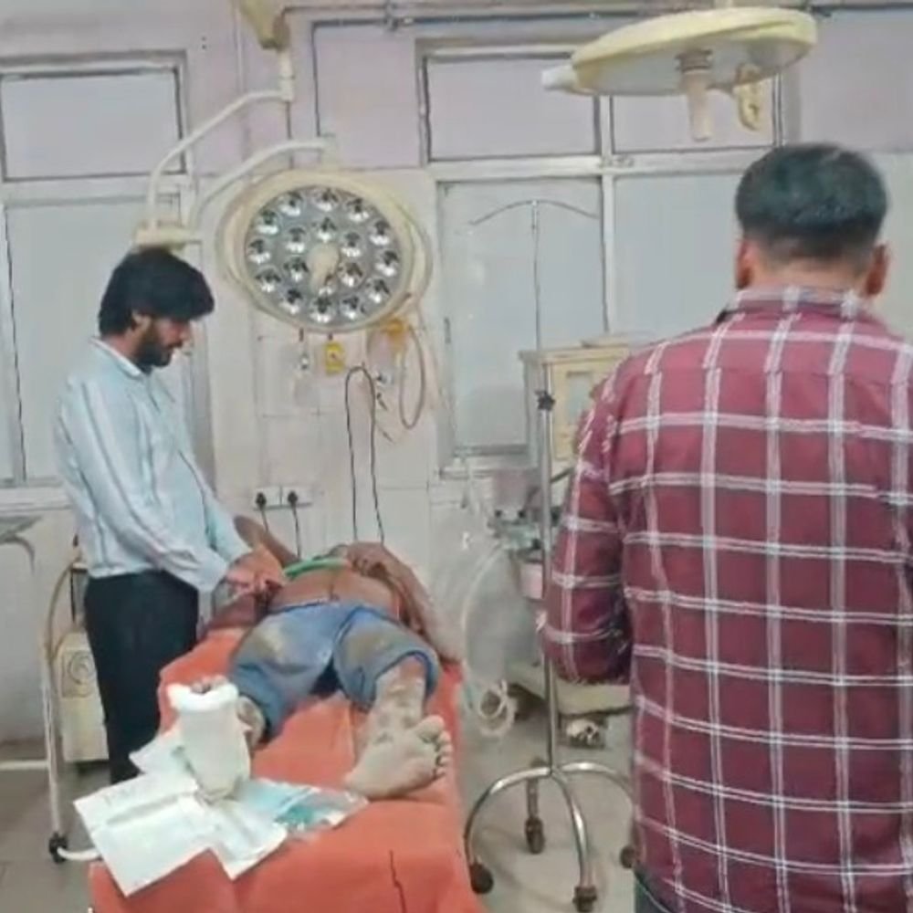 सुल्तानपुर में निर्माणाधीन भवन का स्लैब गिरा:2 मजदूर घायल, एक की हालत गंभीर; ट्रॉमा सेंटर लखनऊ रेफर