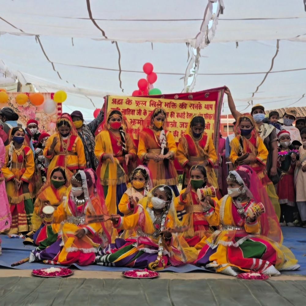 आगरा में सामूहिक कृषि सेवा कार्यक्रम:खेतों में काटा धान, बच्चों ने दी मनमोहक सांस्कृतिक प्रस्तुति