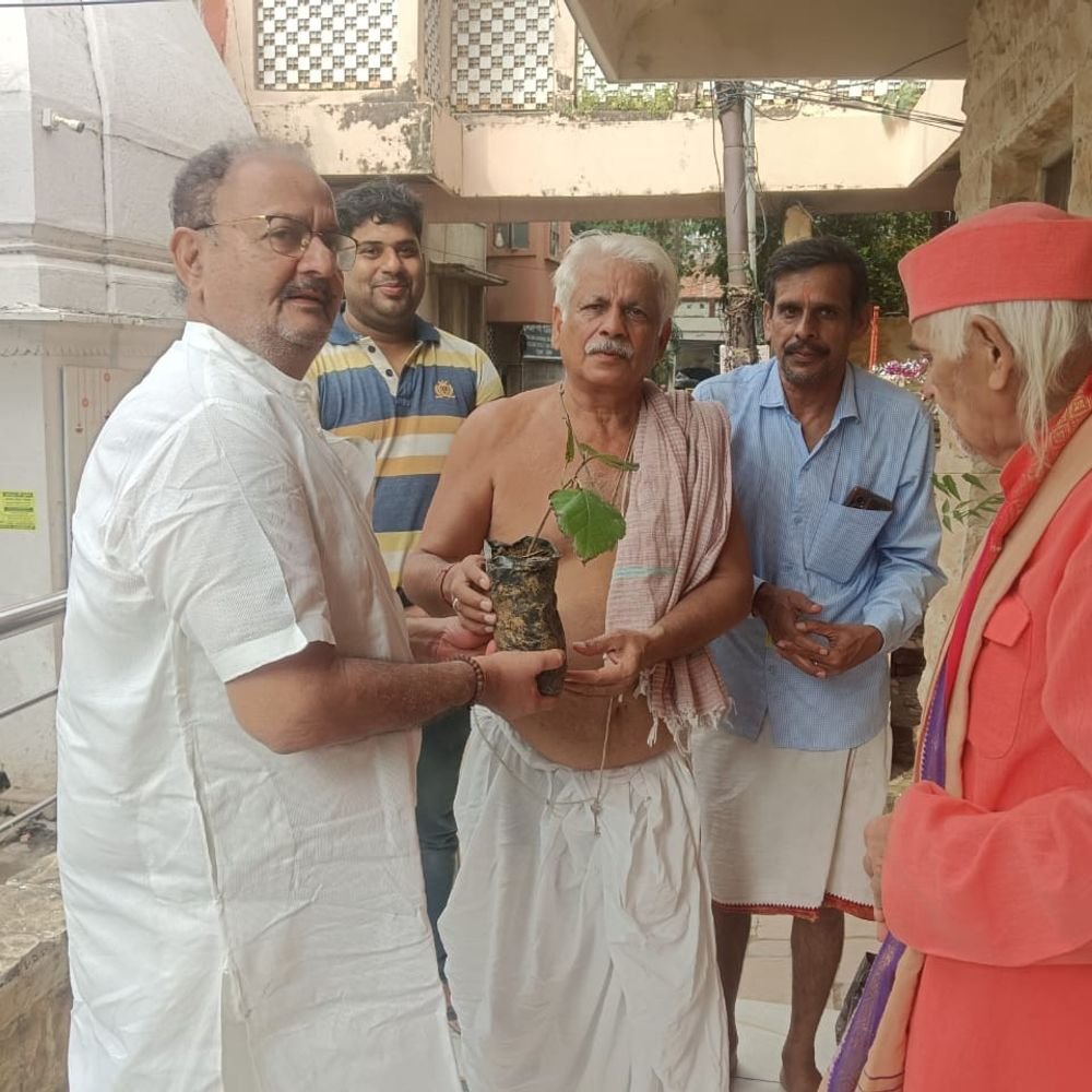 वाराणसी में पूर्वजों की स्मृति में पौधरोपण:तुलसी घाट पर बांटे तुलसी, नीम और पीपल के पौधे