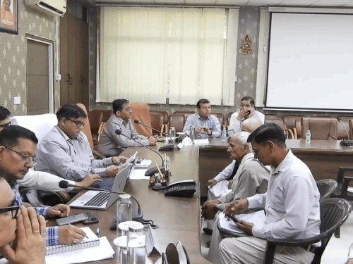 बिजली लाइन से रास्ता बंद, एमडी ने बैठाई जांच:पीवीवीएनएल की जनसुनवाई में परतापुर, पल्लवपुरम, किठौर से पहुंचीं शिकायतें, बिजली चोरी के मामले उठे