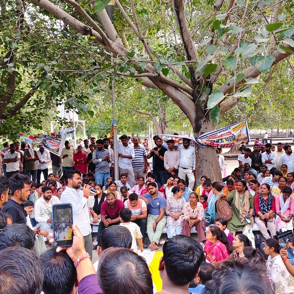 लखनऊ में सीएचओ का धरना प्रदर्शन:कैडर गठन, नियमितीकरण; सेवा सुरक्षा और सम्मानजनक वेतन के लिखित आदेश की मांग