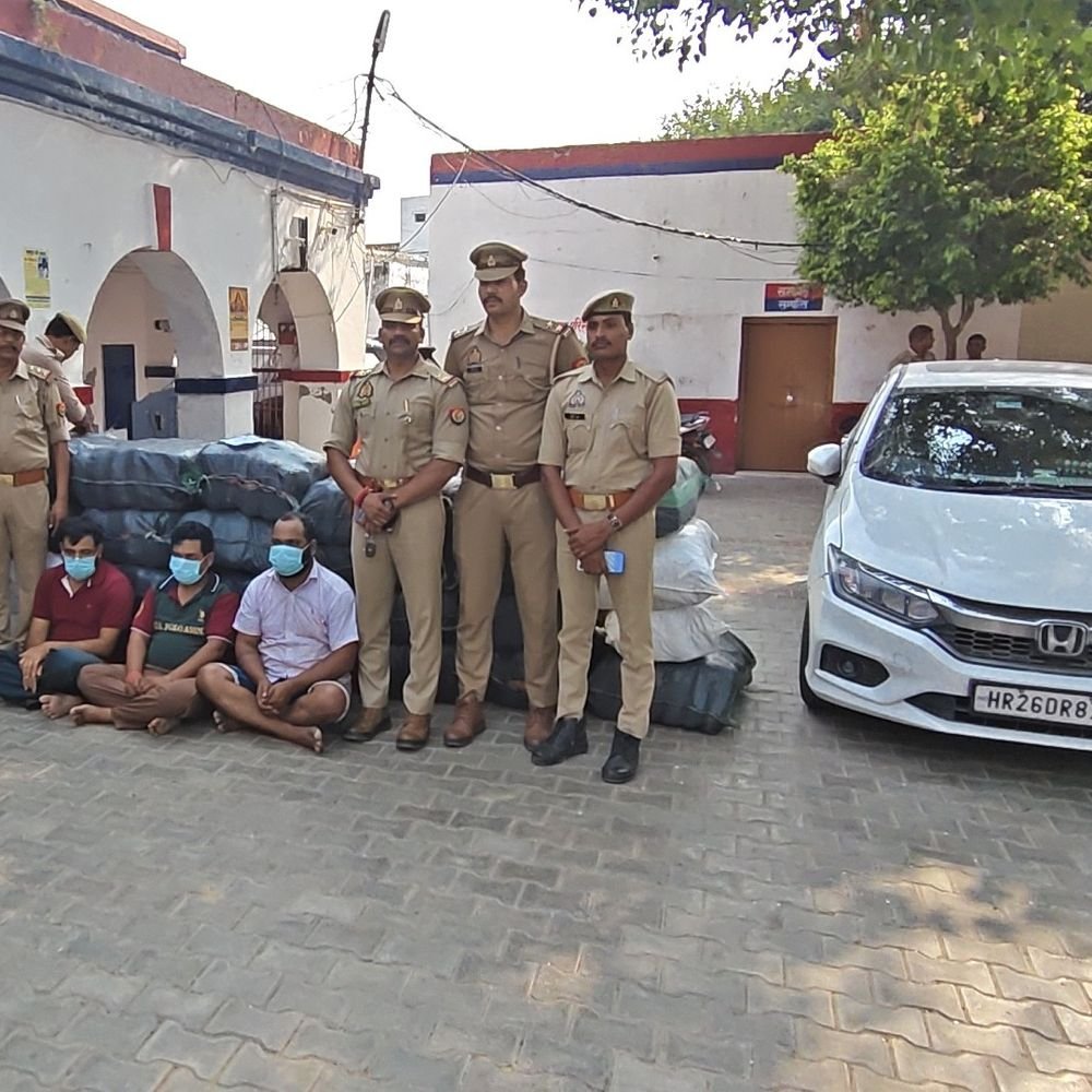 ट्रक से 651 किलो गांजा के साथ 3 तस्कर गिरफ्तार:ओडिशा से हरियाणा ले जा रहे थे खेप, फिरोजाबाद में कार और बैंक कार्ड जब्त