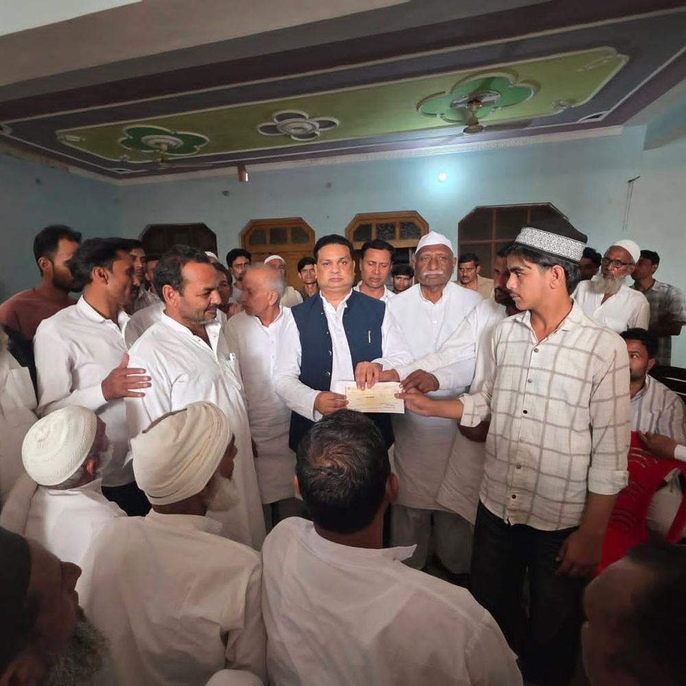 अखिलेश ने सड़क हादसे के पीड़ितों को दी आर्थिक मदद:सहारनपुर में विधायक आशु मलिक ने 3 परिवारों को 1-1 लाख रुपये के चेक सौंपे