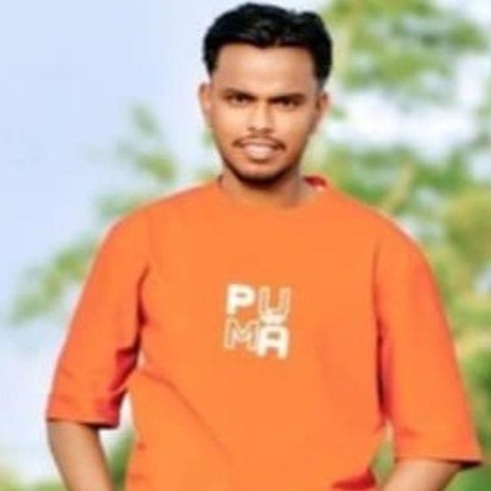ट्रक की ट्रक्कर से बाइक सवार युवक की मौत:देवरिया में उसरा बाजार के पास हुआ हादसा, दो युवक घायल