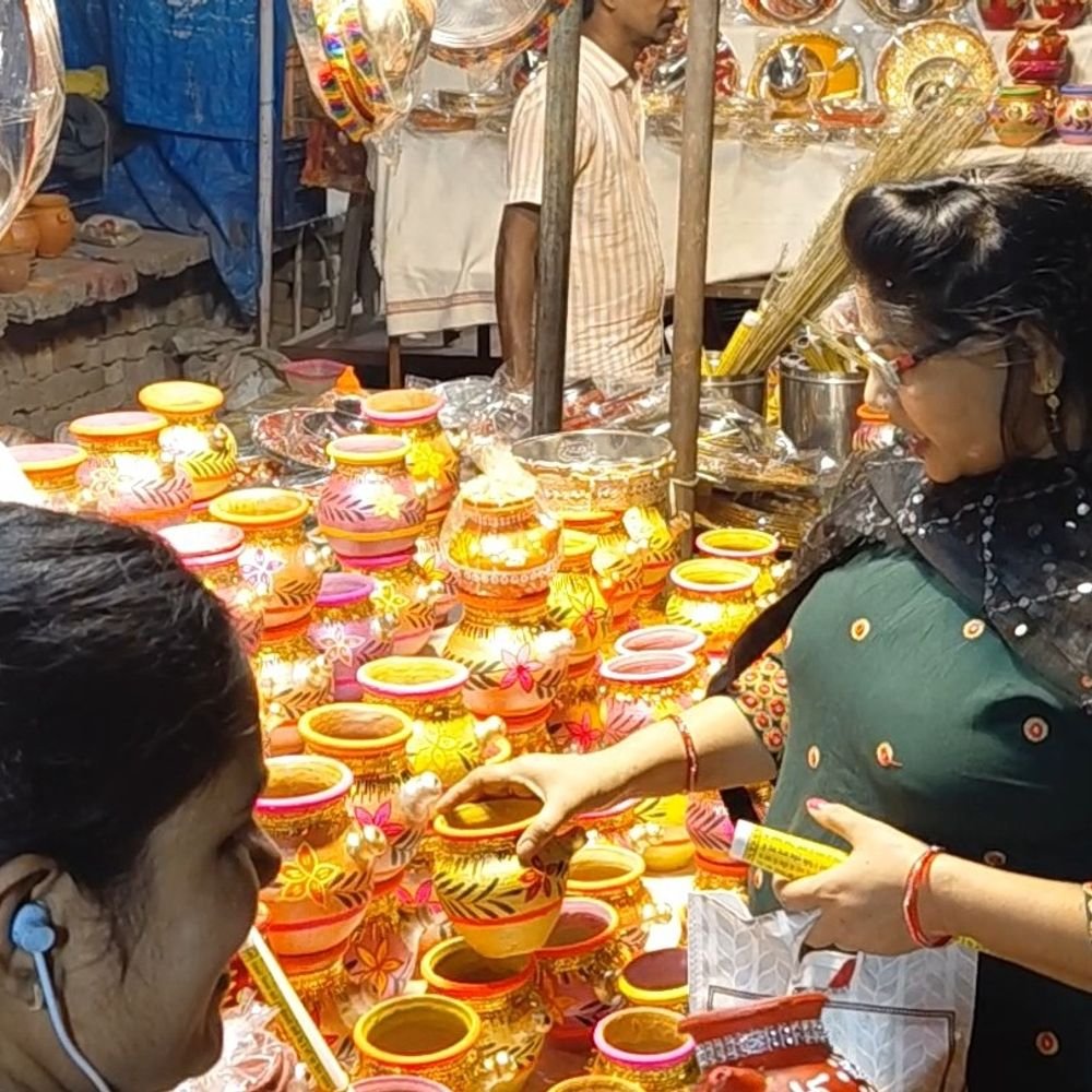 करवा चौथ से पहले फर्रुखाबाद में खरीदारी बढ़ी:मेहंदी 500 से 800 रुपए और मेकअप 2,000 से 5,000 रुपए तक; 100 रुपये तक बिक रहा करवा