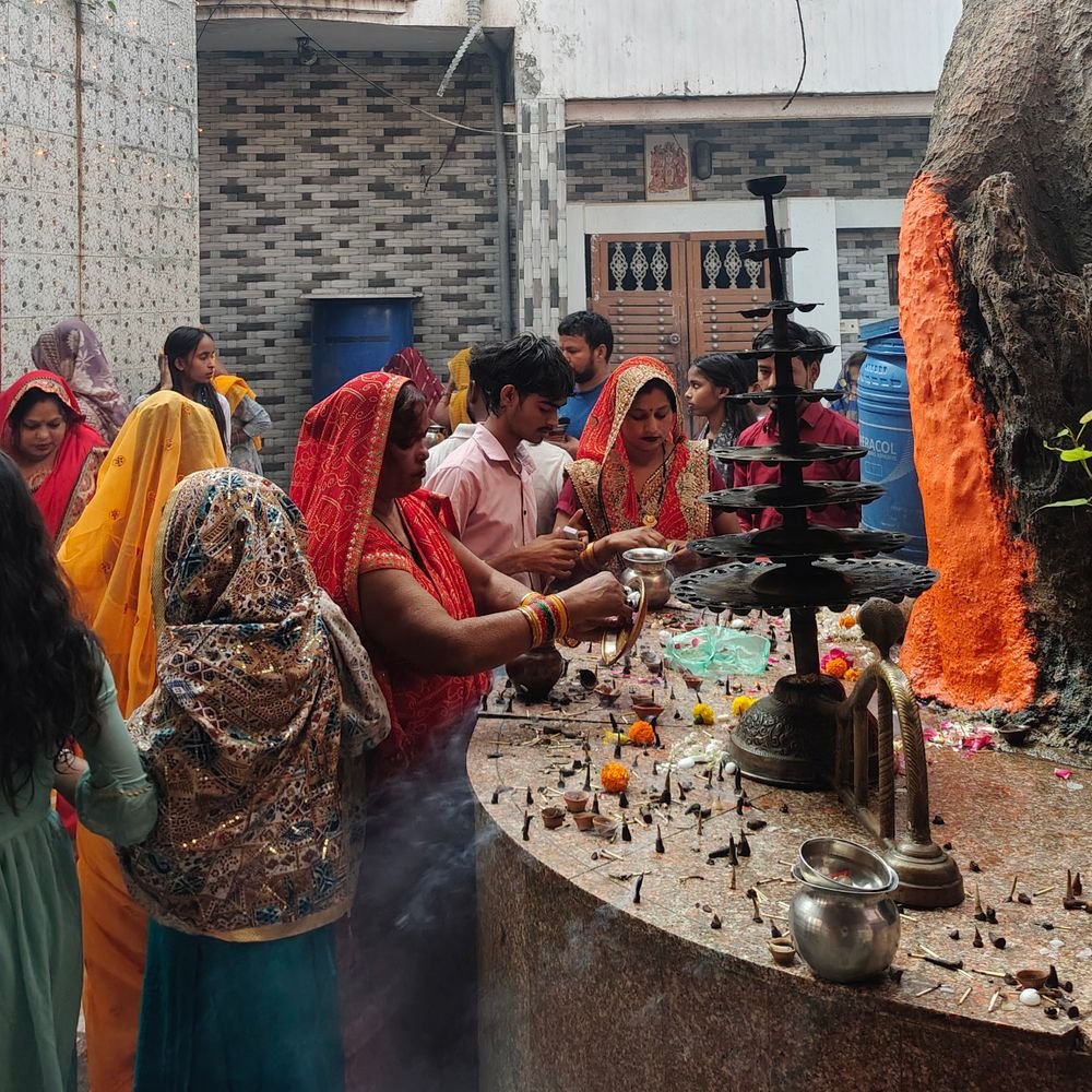 शारदीय नवरात्र के पहले दिन मां शैलपुत्री की पूजा:हाथरस में मंदिरों में उमड़ी भक्तों की भीड़, पूरा वातावरण भक्ति में डूबा