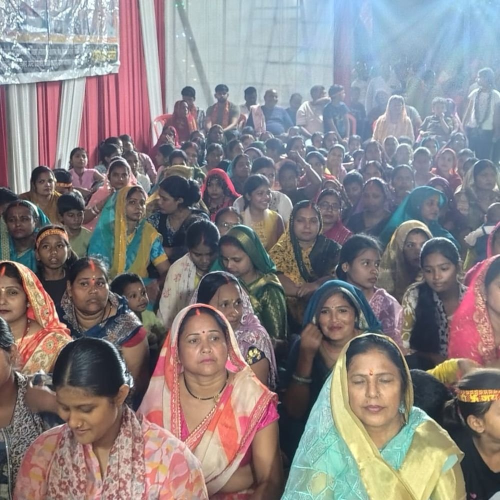 चंदौली में रातभर गूंजे मां भगवती के जयकारे:श्रीराम जानकी शिवमठ मंदिर परिसर में भजन संध्या का आयोजन, झूमे श्रद्धालु