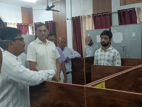 विकास भवन में गंदगी देख नाराज हुए कमिश्नर:औचक निरीक्षण करने पहुंचे थे; बोले-आफिस को कूड़ेदान बना रखा है