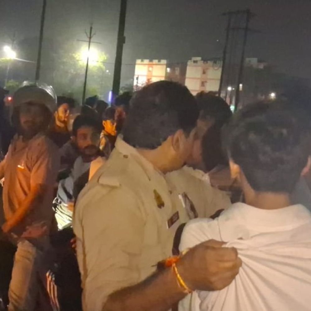 जागृति विहार एक्सटेंशन में महिलाओं से छेड़छाड़, एक आरोपी पकड़ा:बाइकों पर चक्कर काटते हुए महिलाओं पर कर रहे थे कमेंट, पुलिस मौके पर पहुंची