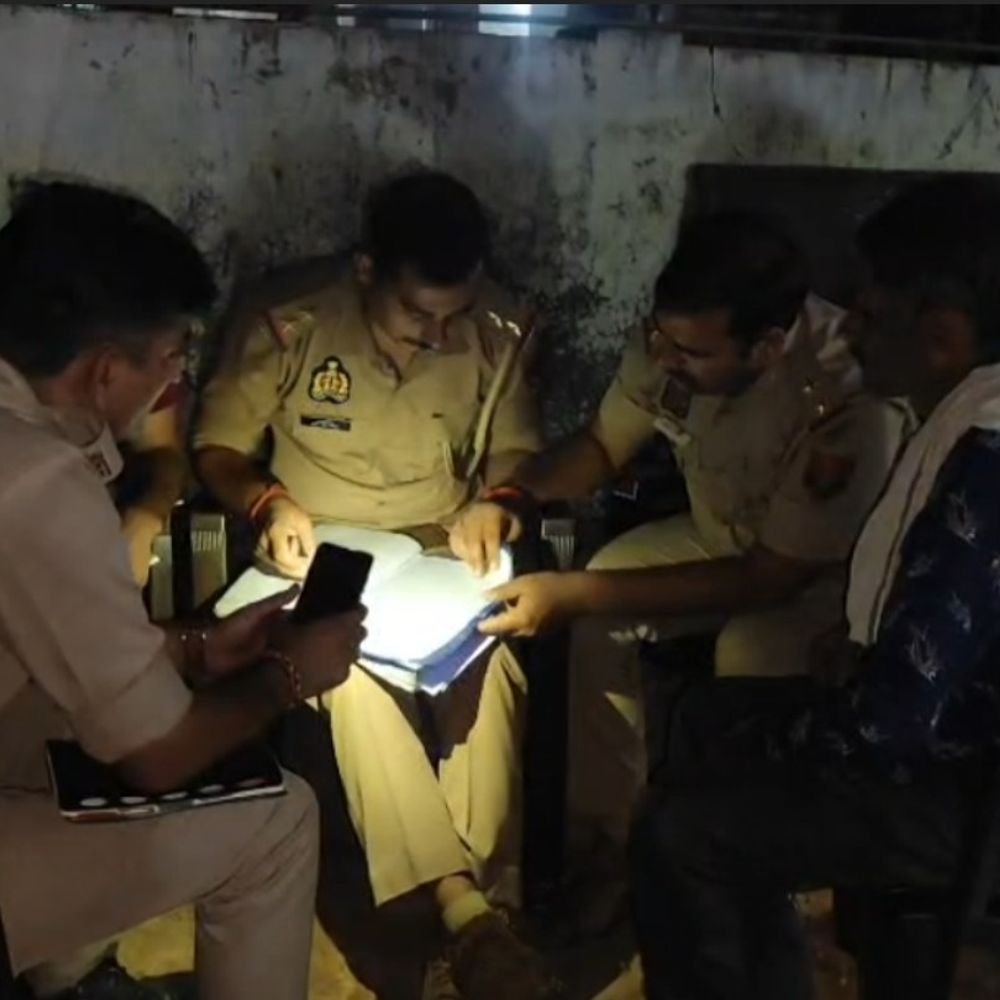 जालौन में फंदे पर लटका मिला युवक का शव:मटर मिल के ऊपरी हॉल में मिली लाश, पुलिस ने जुटाए साक्ष्य