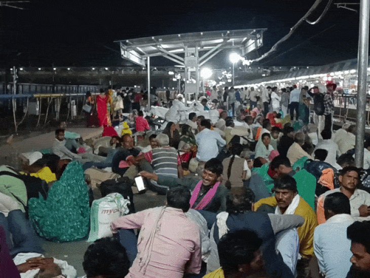 झांसी स्टेशन पर इंतजार करते रहे यात्री, नहीं आई ट्रेन:रद्द होने की खबर मिली तो पूछताछ के लिए दौड़ने लगे, जमीन पर सोकर बिताई रात