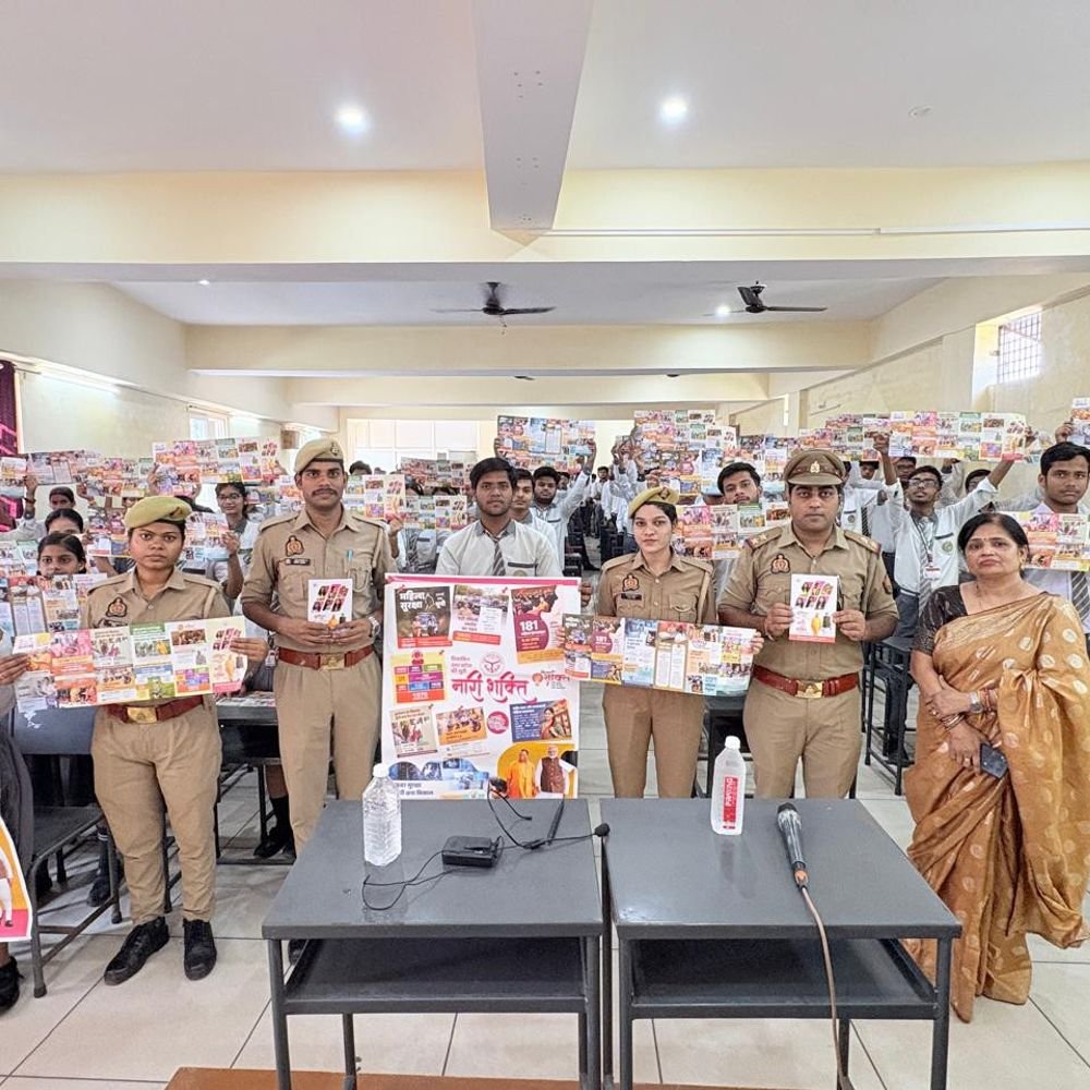 छात्र-छात्राओं को साइबर ठगी से बचने के तरीके बताए:घाटमपुर पुलिस ने मिशन शक्ति 6.0 के तहत हेल्पलाइन नंबरों की भी जानकारी दी