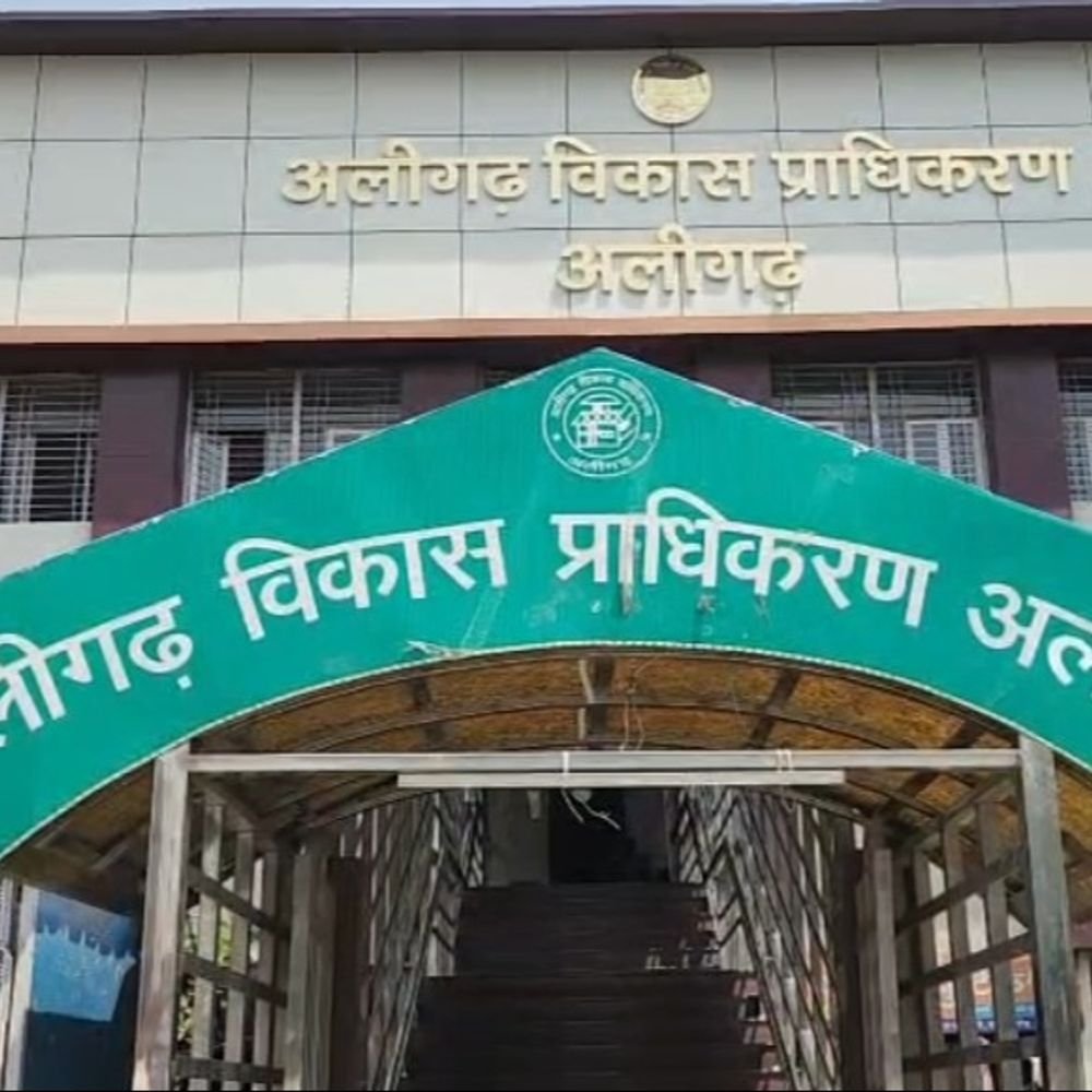 फौजी पड़ाव की दुकानों पर ADA का निगम को नोटिस:अलीगढ़ में थाना बन्नादेवी के पीछे बनी दुकानों पर दो विभाग आमने-सामने; किस जमीन पर निर्माण, 15 दिन में मांगा हिसाब