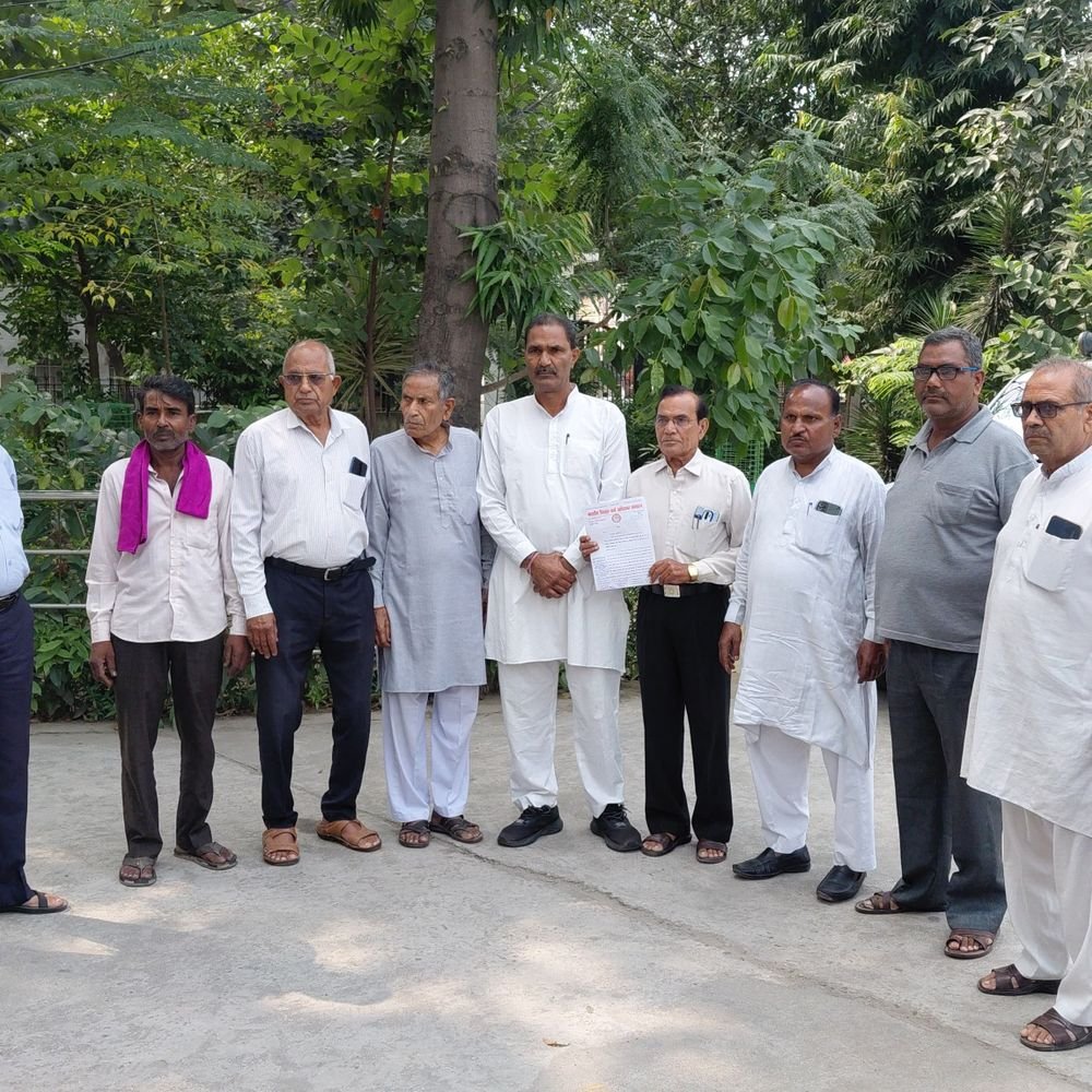 जातिगत जनगणना को लेकर कलेक्ट्रेट में प्रदर्शन:OBC के लिए अलग फॉर्मेट जारी करने की मांग, DM कार्यालय पहुंचकर राष्ट्रपति के नाम सौंपा ज्ञापन