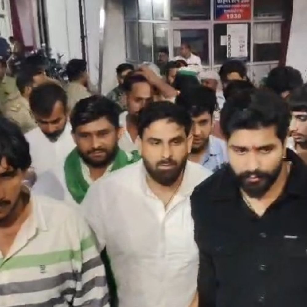 हर्ष छिकारा को पुलिस ने बामनोली गांव जाने से रोका:पिंकी चौधरी से चल रही बहस के बाद जा रहे थे, ग्रामीणों ने आने का विरोध किया था