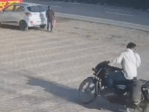 बेकाबू पजेरो RTO TAX के खोखे में घुसी:बाइक सवार बाल-बाल बचा, NH-58 स्थित ढाबे पर हुआ हादसा, CCTV फुटेज वायरल