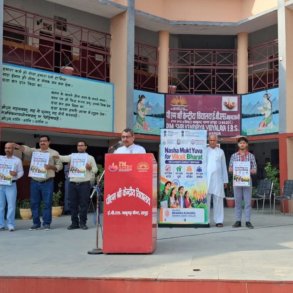 हापुड़ में जन चौपाल लगाकर सुनीं ग्रामीणों की समस्याएं:सफाई अभियान भी चला, नशामुक्ति की शपथ दिलाई; 17 अक्टूबर तक चलेगा अभियान