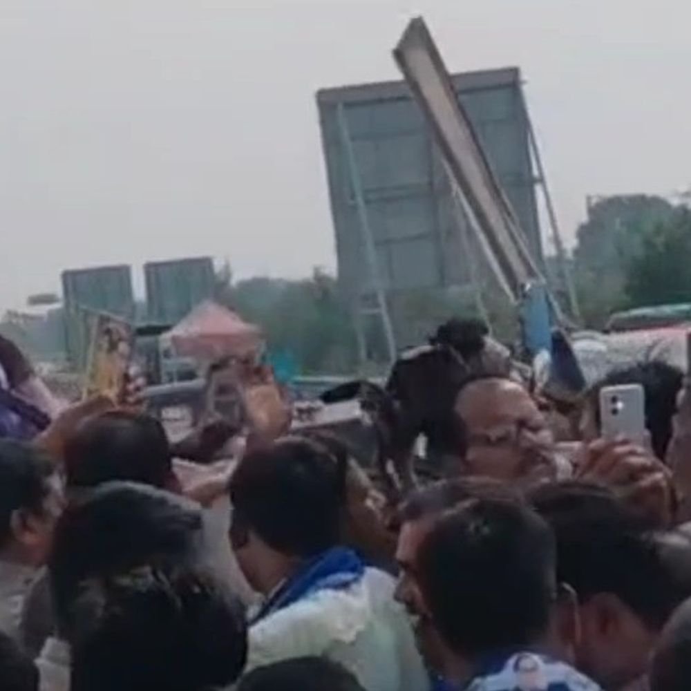 कन्नौज के जेवा टोल प्लाजा पर चंद्रशेखर आजाद का स्वागत:एटा जाते समय 5 मिनट रुका काफिला, कार्यकर्ताओं ने डॉ. अंबेडकर और कांशीराम की तस्वीरें भेंट कीं