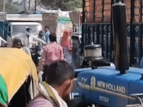 एटा में धान की आवक से 2 किमी लंबा जाम:मंडी में धान की आवक बढ़ते ही बिगड़ी यातायात व्यवस्था