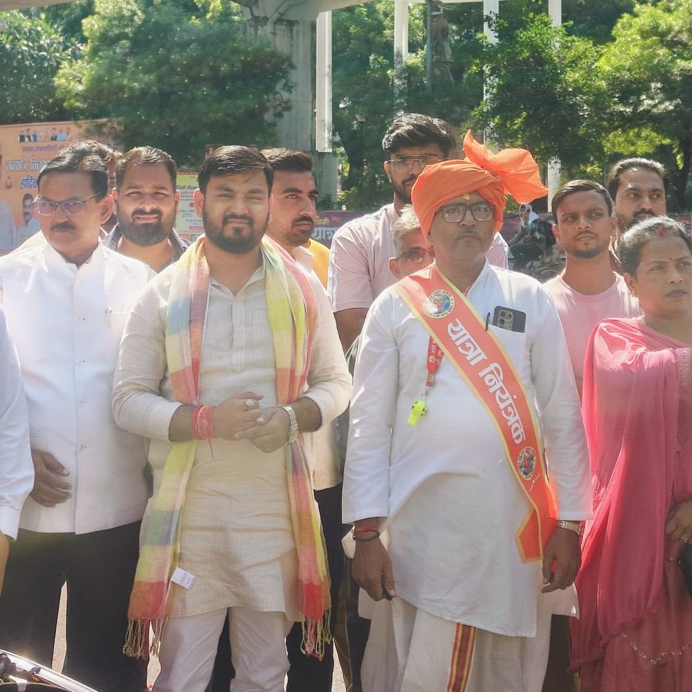 लखनऊ में RSS ने निकाली विजयादशमी शोभायात्रा:68 किमी का सफर तय कर 51 चौराहों से गुजरी, जय श्री राम के नारे लगे