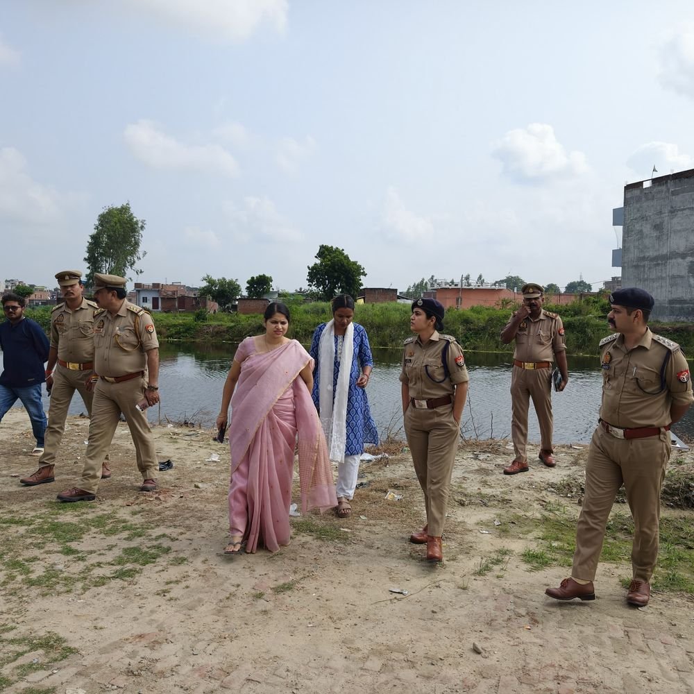 अम्बेडकरनगर में दुर्गा पूजा विसर्जन की तैयारियों का जायजा:डीएम और एसपी ने घाटों का निरीक्षण कर दिए सुरक्षा के निर्देश