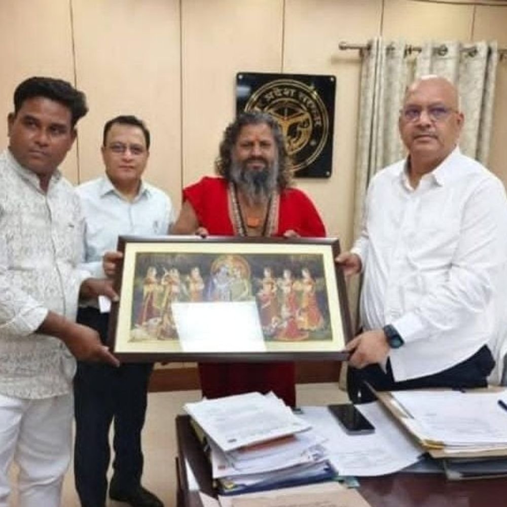 लखनऊ में शिक्षा से जुड़े विषयों पर हुई चर्चा:माध्यमिक शिक्षा निदेशक प्रताप बघेल से मिले संतोष दास महाराज